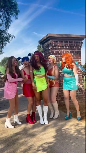 Embrace the magic of nature with our Women's Winx Club Flora Costume! Transform into the enchanting Fairy of Nature and bring a touch of floral charm to your next cosplay, Halloween party, or themed event.