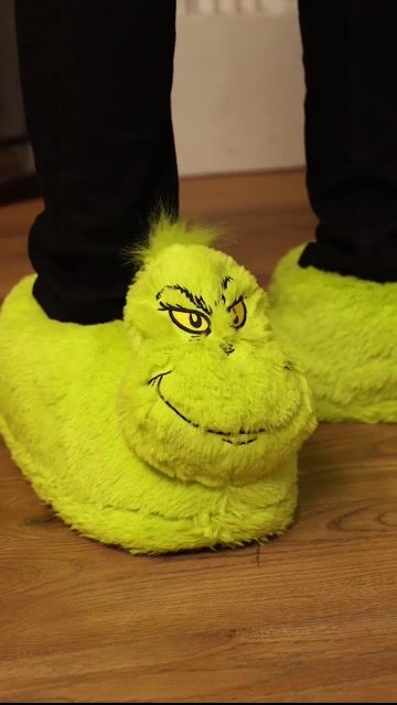 Bring a touch of Whoville to your lounge days with the Adult The Grinch 3D Character Slippers. Featuring the iconic Grinch's mischievous face, these cozy slippers are perfect for keeping your feet warm while you plot your next holiday heist or simply relax in festive style.