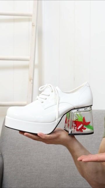 Complete your vintage costume with White Goldfish Pimp Shoes for Adults. They are stylish, flashy, and perfect for Halloween, themed events, or unforgettable party style.