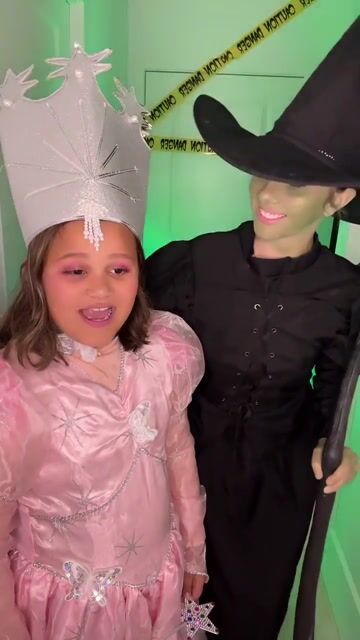 Cast a spell on the crowd with the Wizard of Oz Wicked Witch Costume for Women! Inspired by the iconic emerald-clad villain from the beloved classic, this dramatic look captures the mysterious, powerful presence that made her unforgettable.