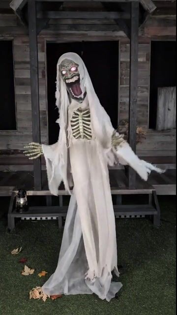 This Graveyard Ghost is rising from the grave and ready to haunt your Halloween night! With haunting animation and ghostly sounds, it’s sure to send shivers down every spine that passes by.